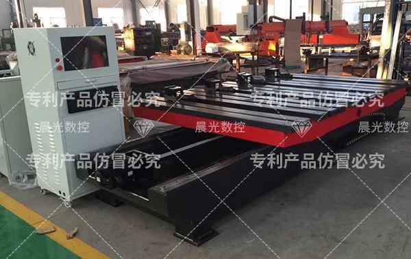  操作沖床自動沖料機時應(yīng)該注意什么？